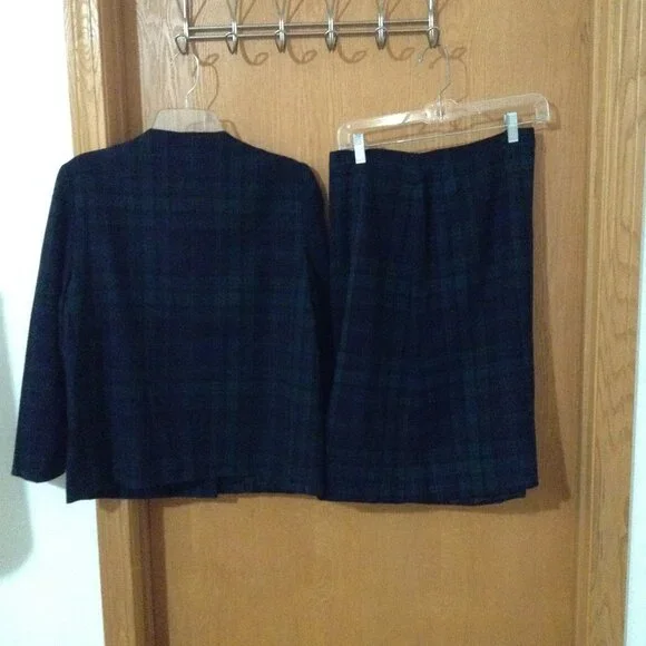 Vintage 1960s Green and Black Plaid Pendleton Skirt Suit - Picture 2 of 3